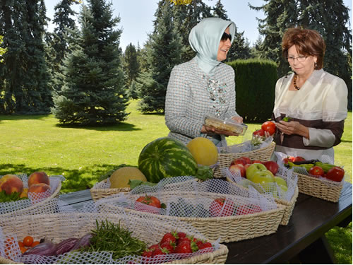 Bayan Gül, Bayan Gasparoviçova’ya Köşk Bahçesini ve Müze Köşkü Gezdirdi